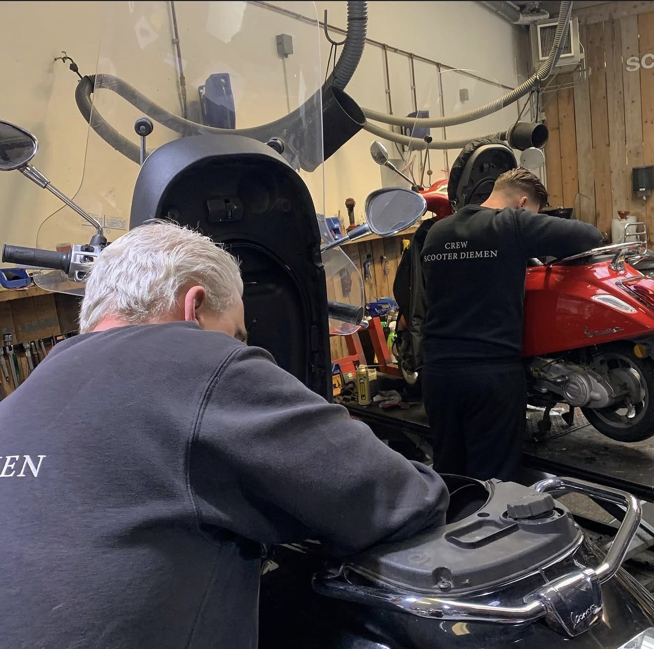 Monteurs aan het werk in de werkplaats van Scooterdiemen