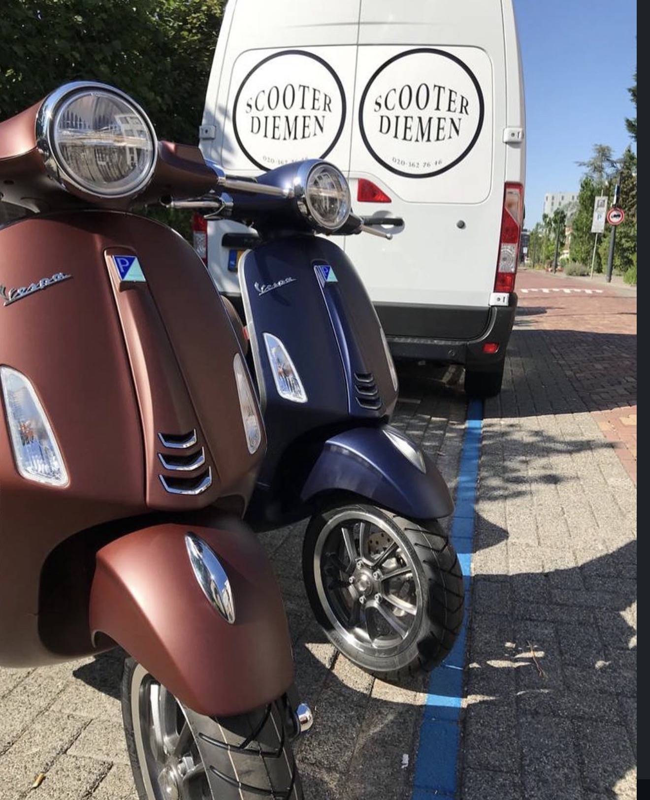 Twee Vespa's voor de Scooterdiemen-bus in Diemen